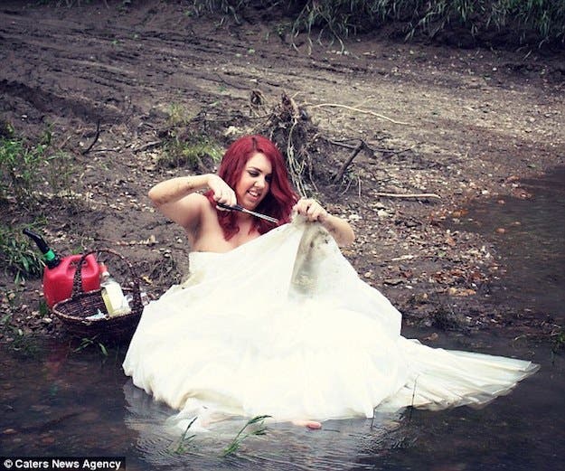 une femme brûle sa robe de mariage et publie les photos sur les réseaux sociaux