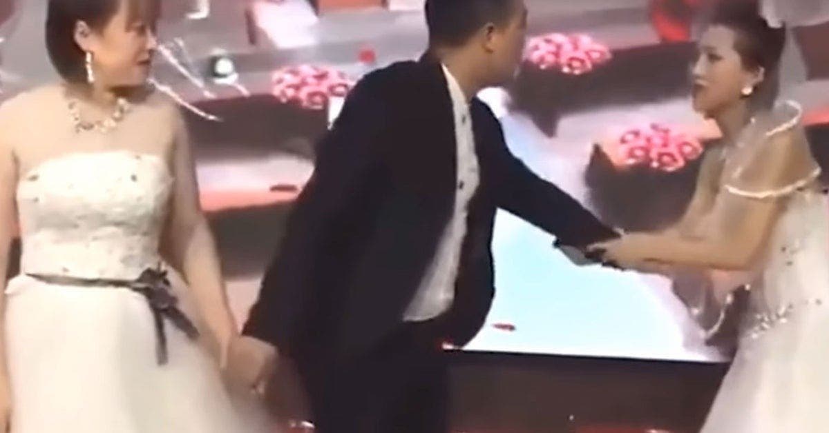 une femme interrompt le mariage de son ex petit ami en robe de mariee pour le recuperer 1 1