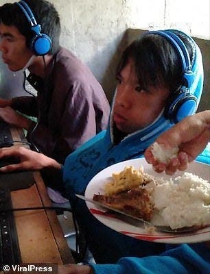 Une mère nourrit son fils accro aux jeux vidéo