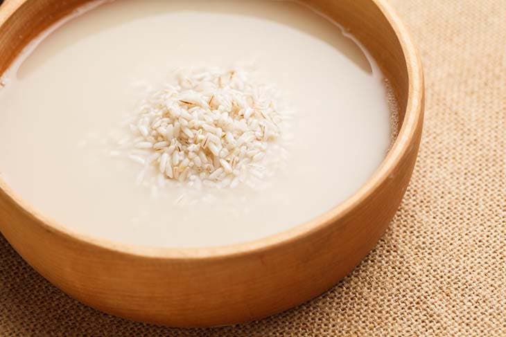 utilisez eau de riz - Ne jetez plus l’eau de cuisson du riz : cela peut vous être d’une grande utilité pour votre peau, vos cheveux et bien plus
