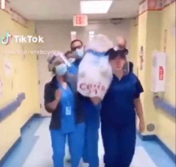 Une vidéo scandale montre des infirmiers qui portent le corps d’une victime du coronavirus
