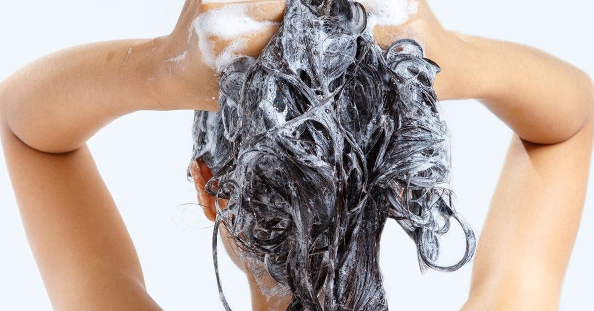 voici-comment-preparer-un-shampoing-clarifiant-au-bicarbonate-de-soude-pour-retrouver-des-cheveux-sains