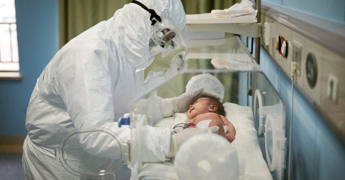 Un bébé « en bonne santé » de 13 jours décède après avoir été contaminé au coronavirus : voici les symptômes chez les enfants