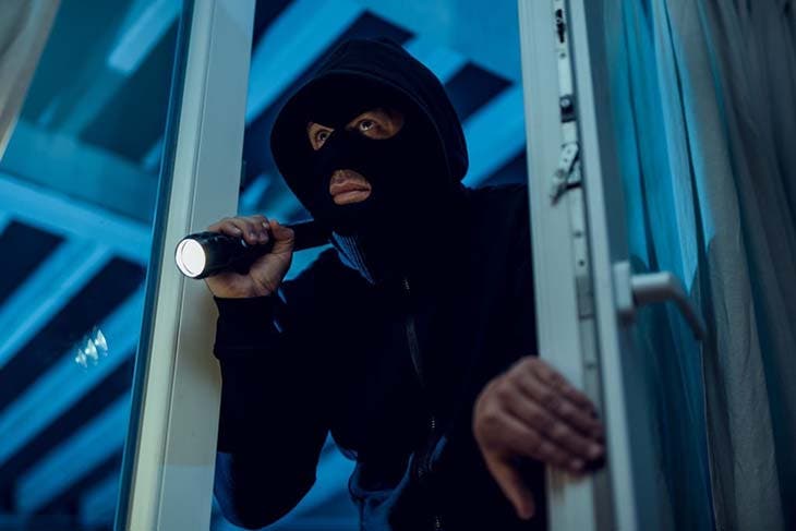 Un voleur qui rentre dans la maison Un voleur qui rentre dans la maison