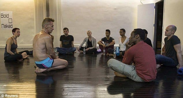 Ce studio de Yoga offre des cours mixtes complètement nus pour combattre les préjugés