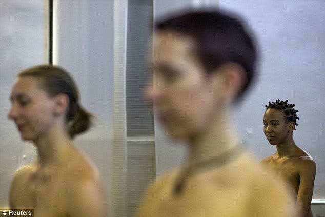 Ce studio de Yoga offre des cours mixtes complètement nus pour combattre les préjugés